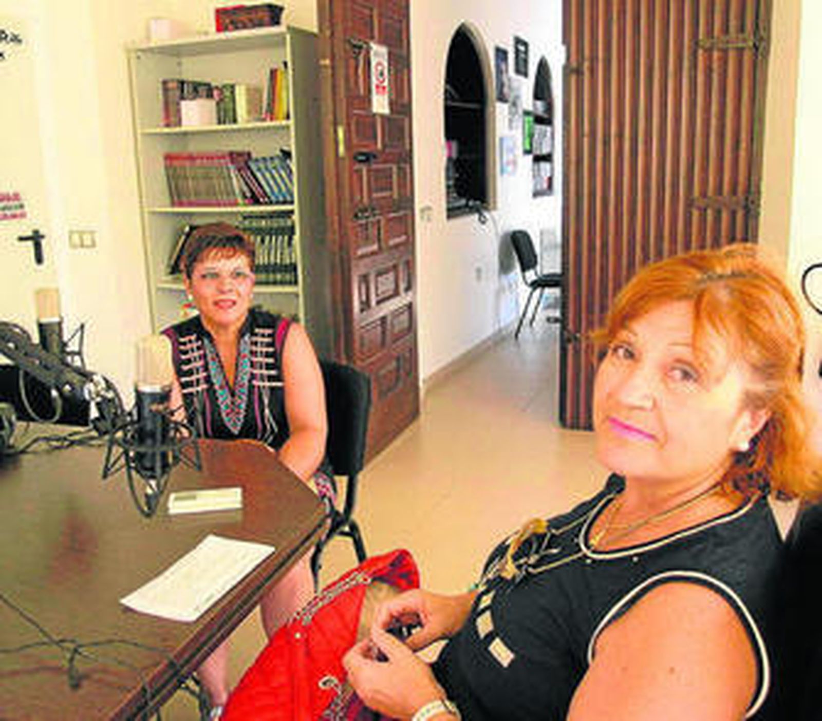 Patro Úbeda e Isabel María Corbalán en los estudios de Candil Radio.