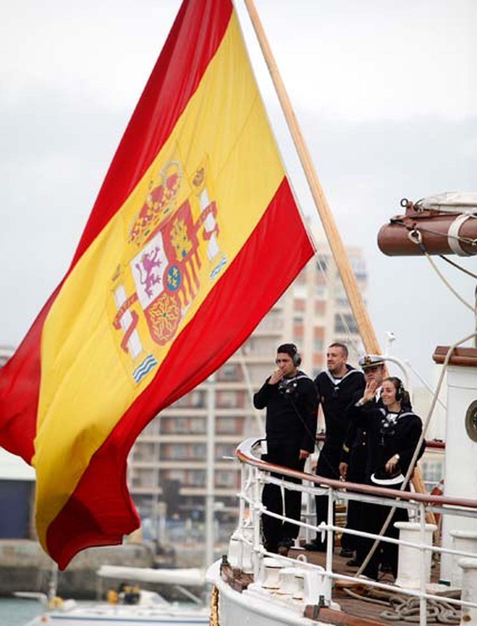 El Buque Escuela de la Armada 'Juan Sebastián de Elcano' sale de los muelles de Cádiz para iniciar su LXXXII crucero de instrucción

Foto: Jesus Marin