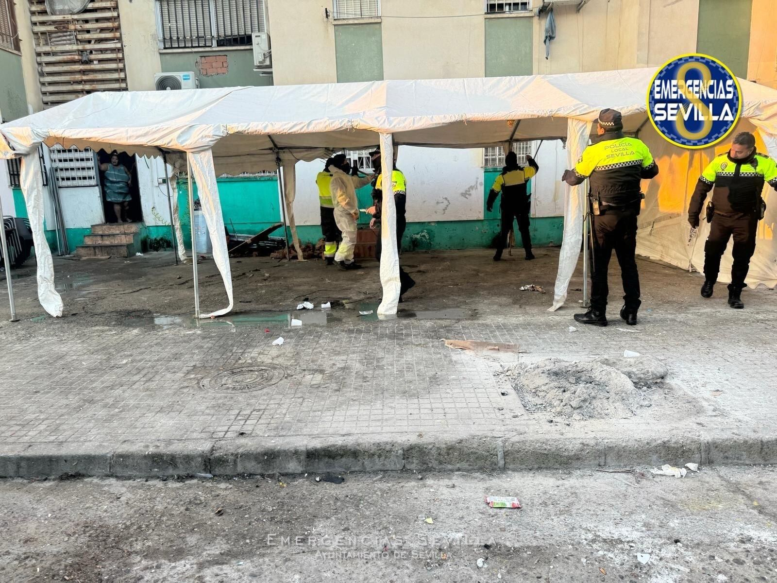 Operativo de limpieza en el Polígono Sur con la retirada de carpas y barbacoas que ocupaban la vía publica