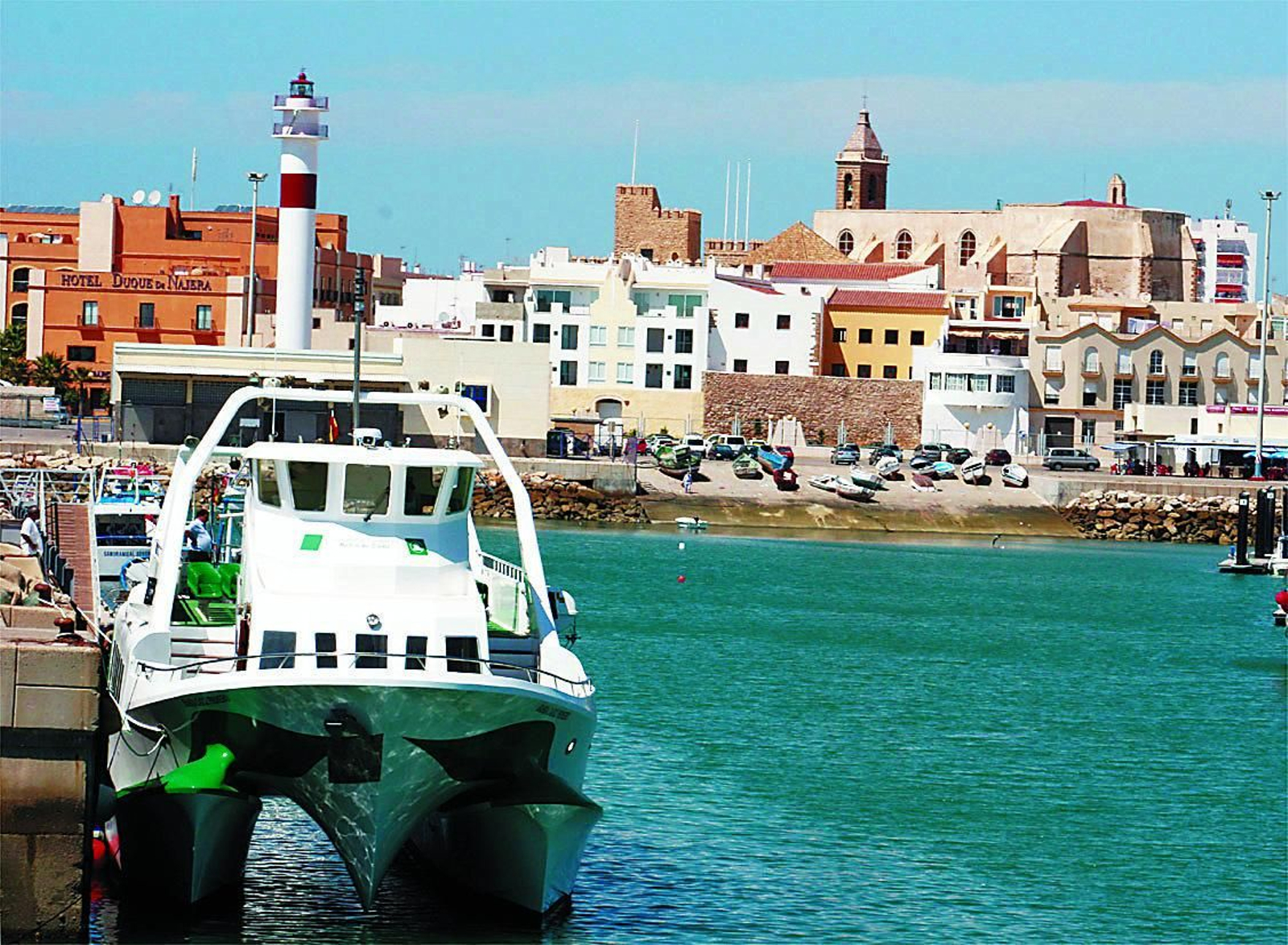 Un catamarán en la terminal de Rota.