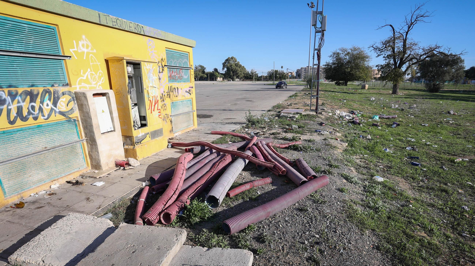 Basura, cochambre y escombros en Chapín