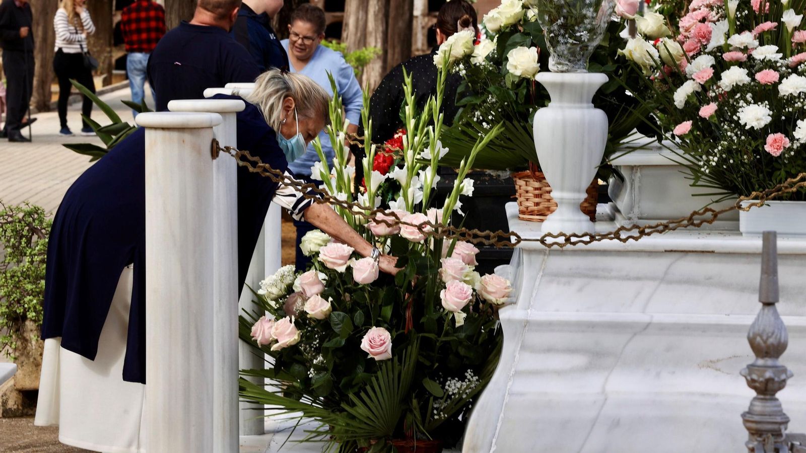Los sevillanos cumplen con la tradición en el Día de Todos los Santos en el cementerio de Sevilla.