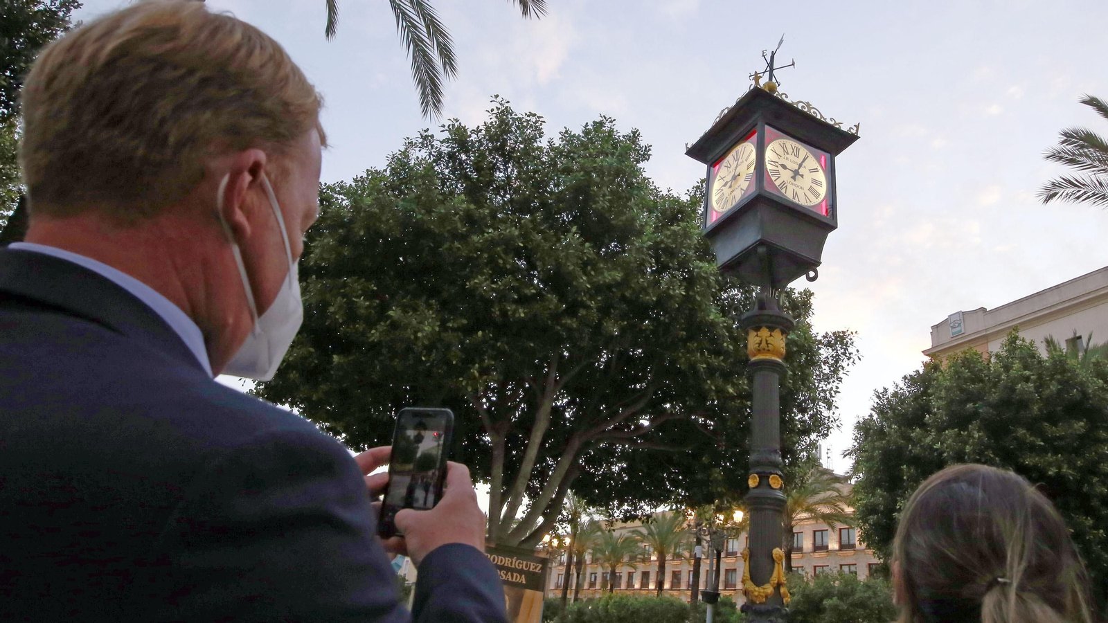 El ‘Reloj de Losada’, fotografiado en el Arenal la tarde de este martes.