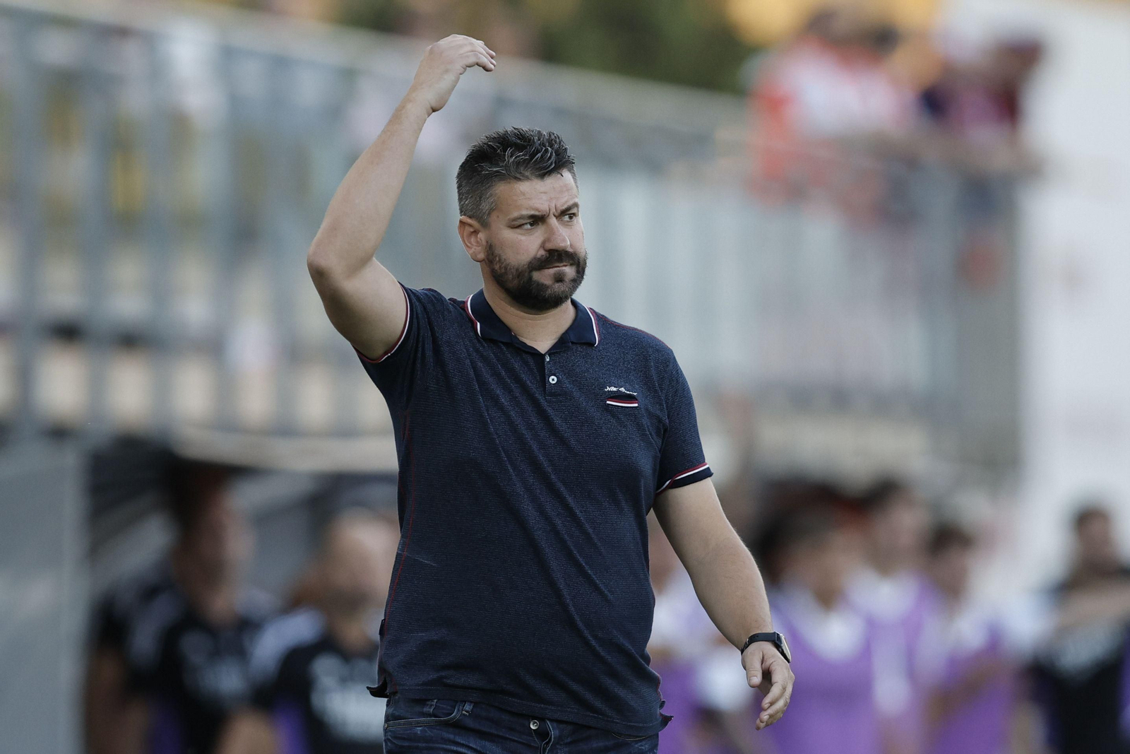 Fernando Estévez dirige a su equipo en un partido