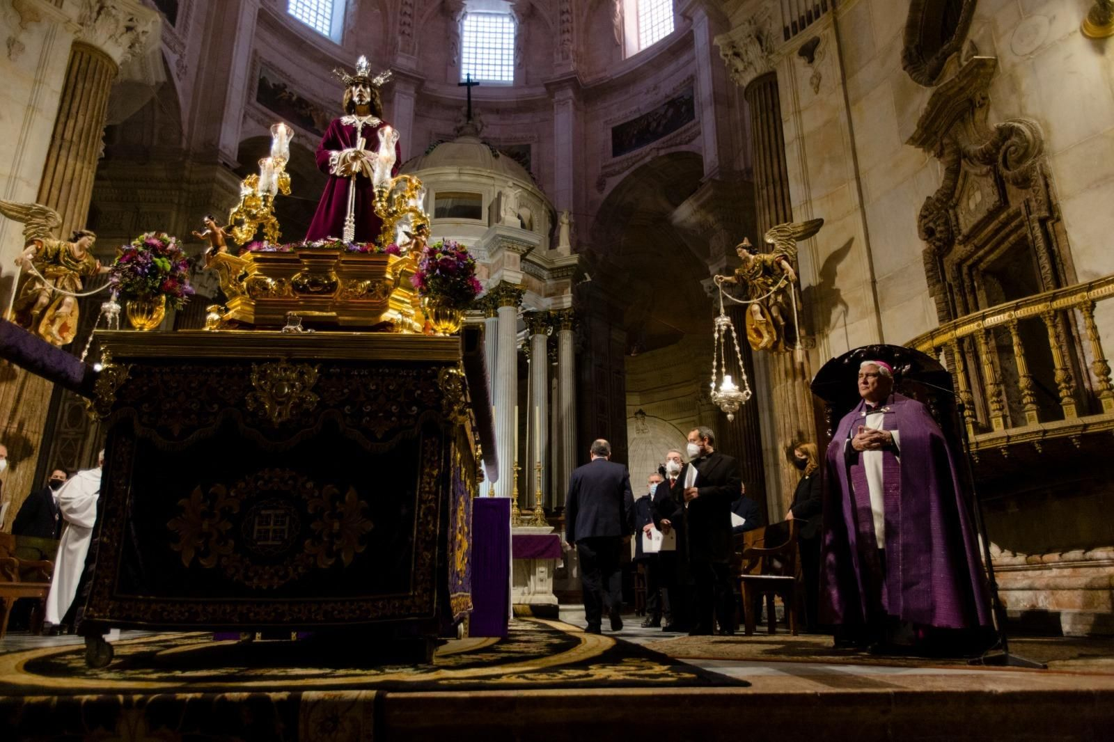 Las imágenes del viacrucis de hermandades de Cádiz.