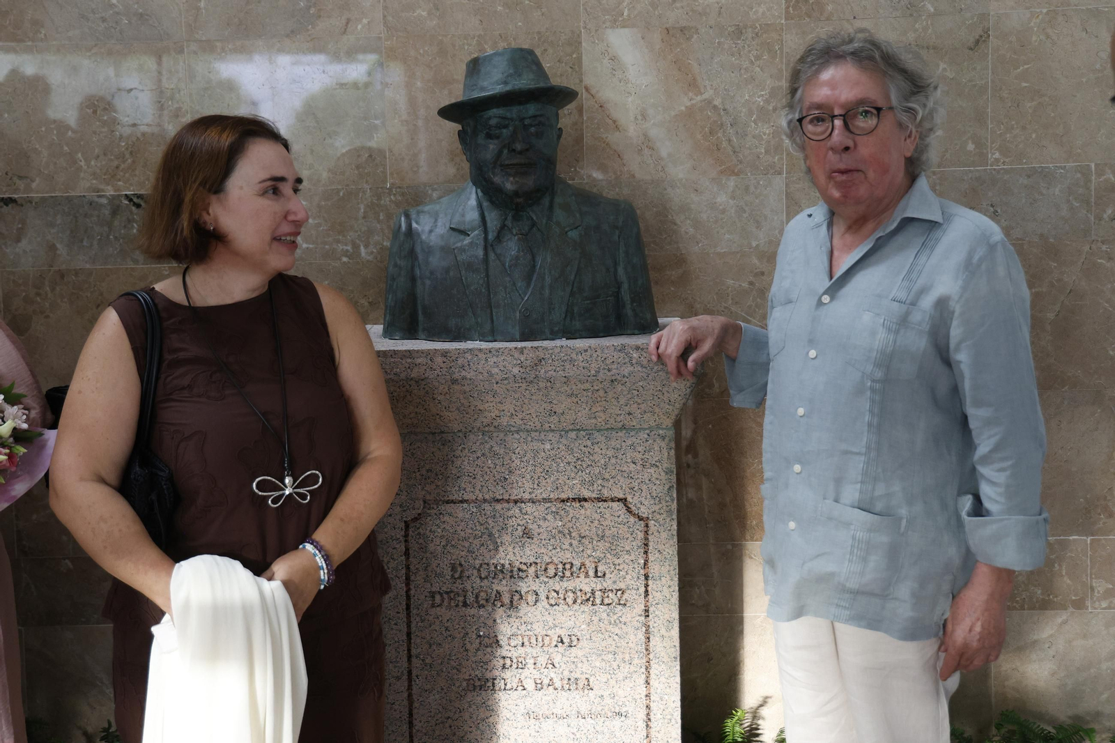 Las fotos de la reubicación del busto de Cristóbal Delgado en el Centro Documental