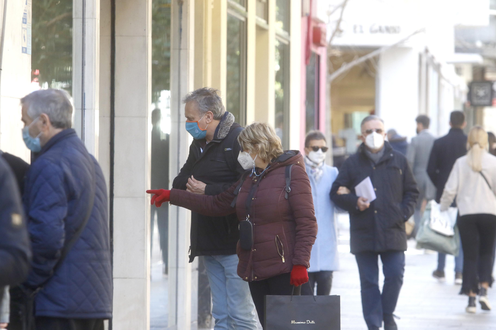 Dos personas observan el escaparate de una tienda del centro de Córdoba.