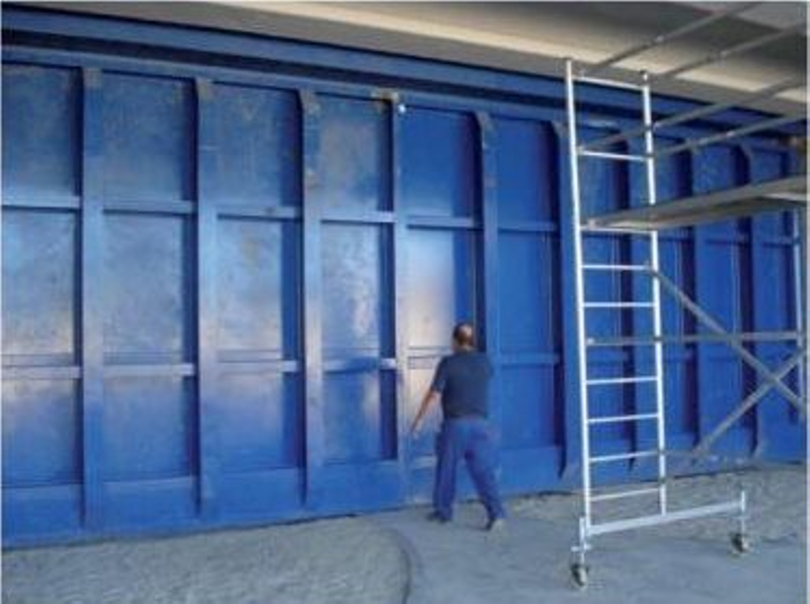 Las compuertas del muro de defensa de Sevilla en Triana en la fecha en que se instalaron por primera vez