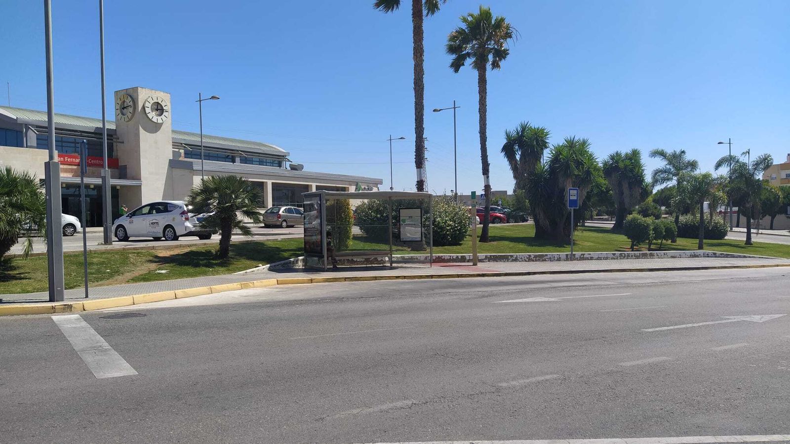 Parada de autobús situada en las inmediaciones de la estación de tren de San Fernando.