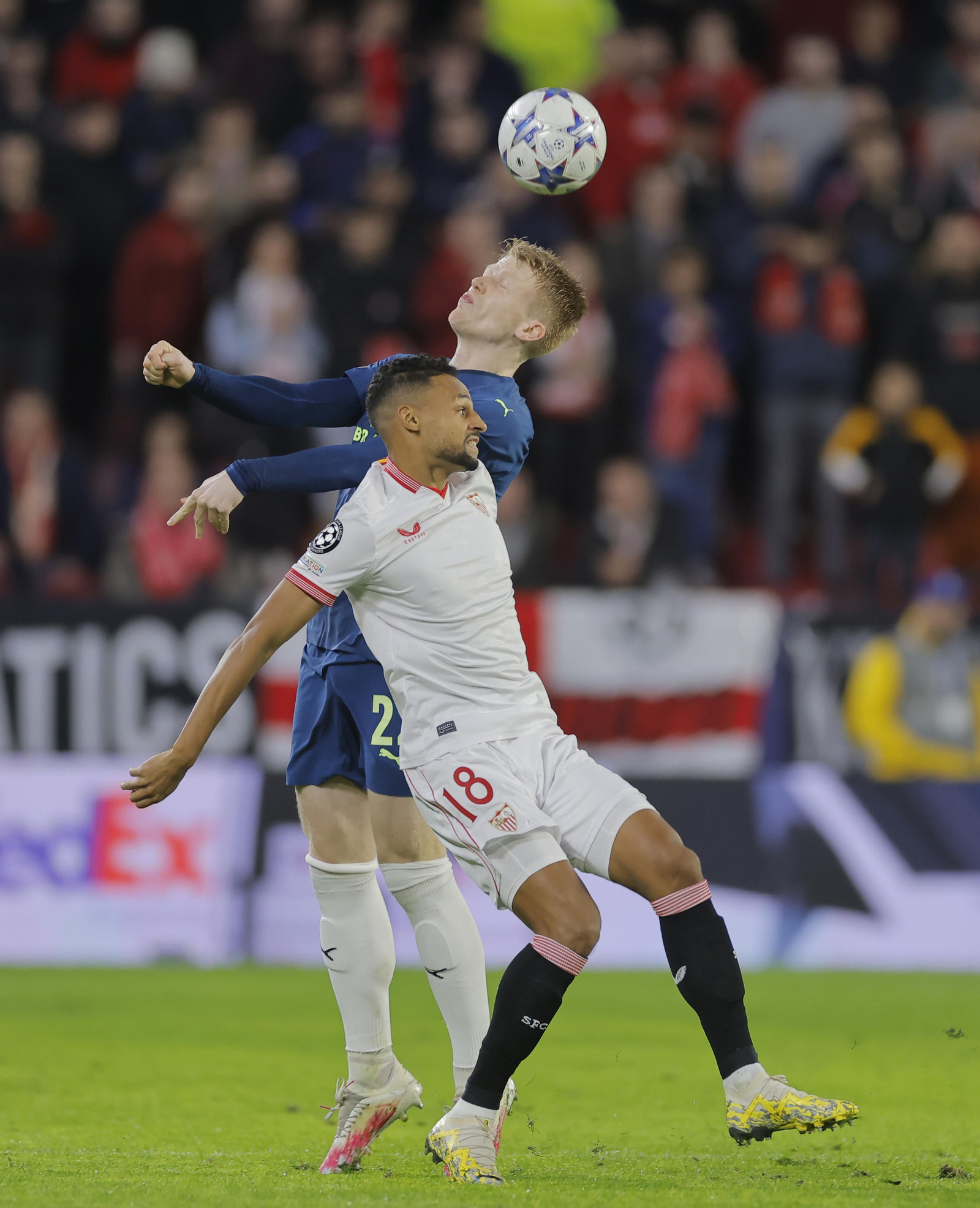 Sow pelea por un balón aéreo.