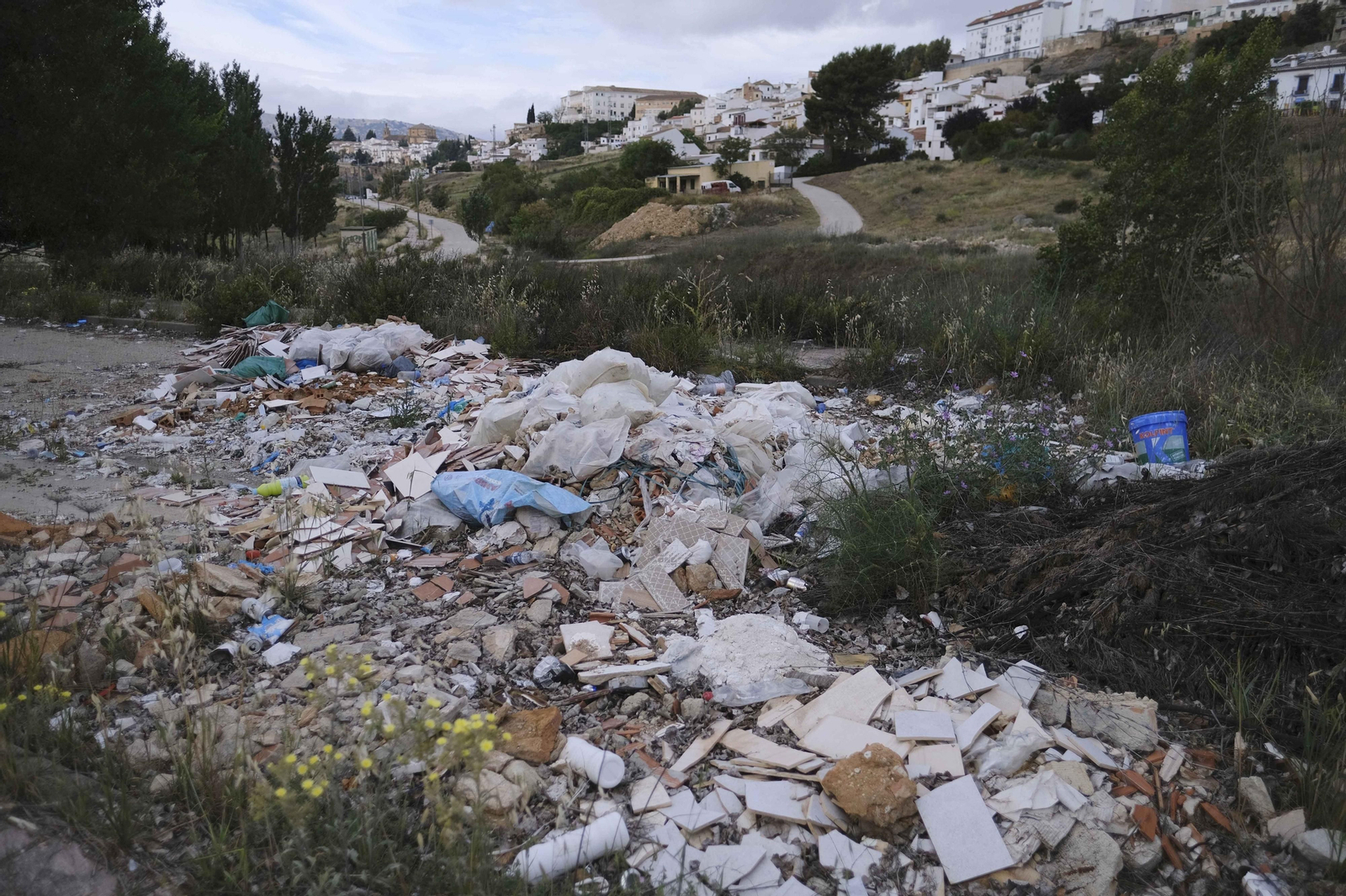 Vertidos incontrolados entre las barriadas de Padre Jesús y Cruz de San Jorge.