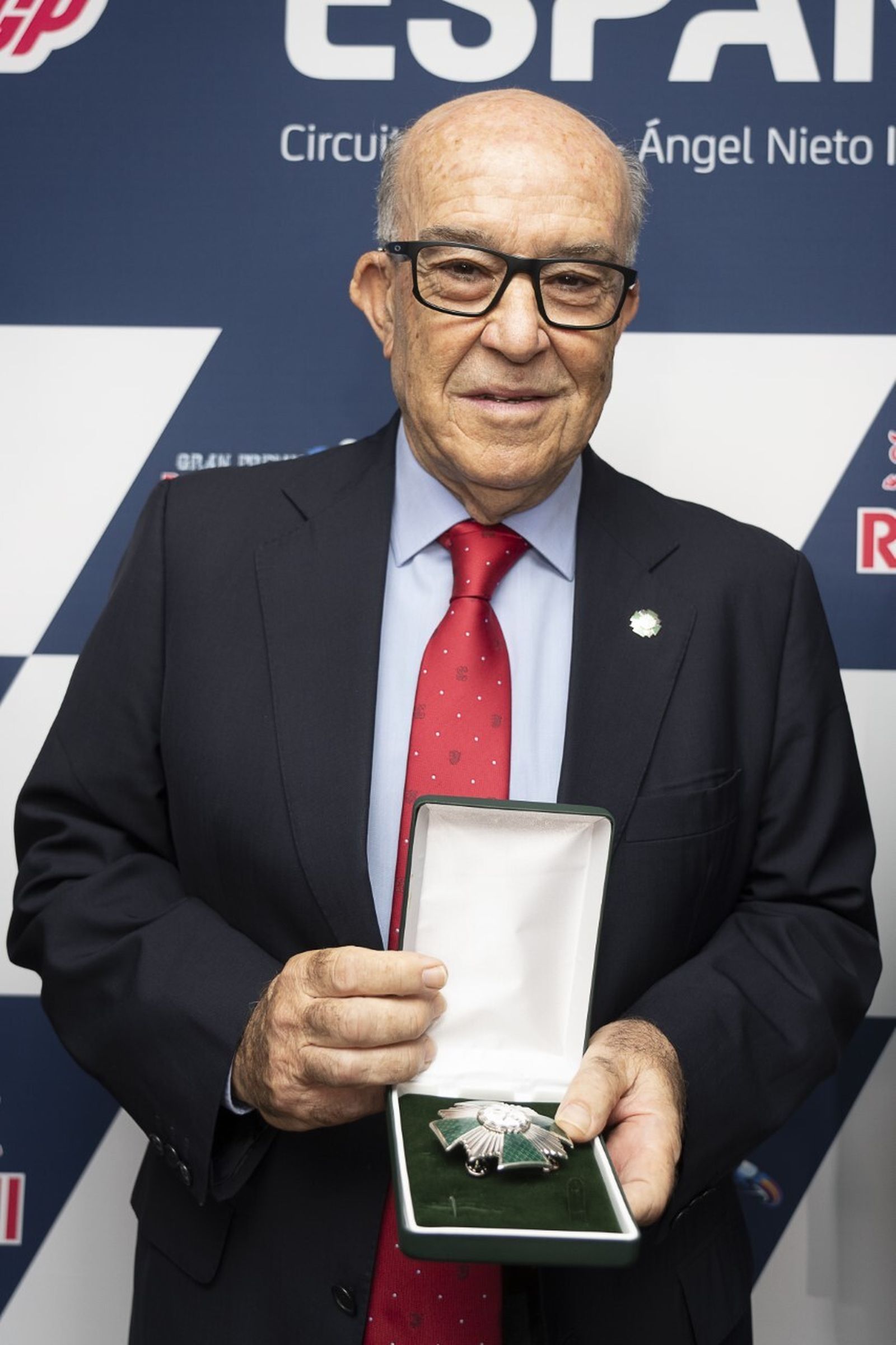 El CEO de Dorna muestra la distinción.