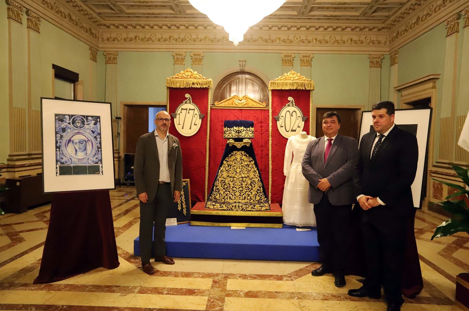 Presentación de la nueva saya.