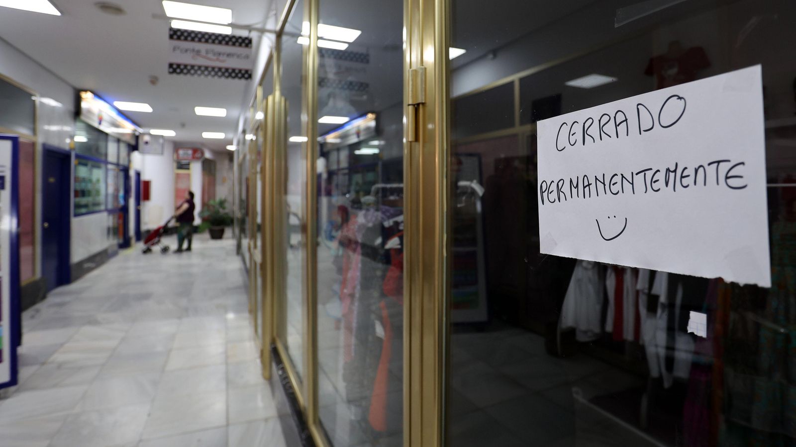 Cartel de cerrado en una de las tiendas del centro comercial. Cartel de cerrado en una de las tiendas del centro comercial.