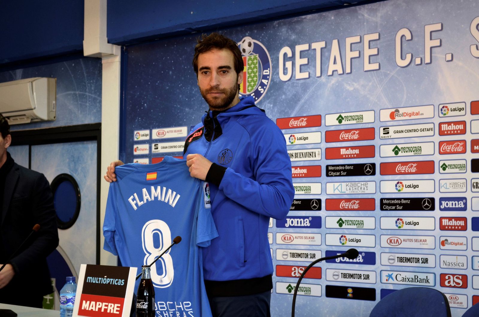 Flamini posa con la camiseta del Getafe