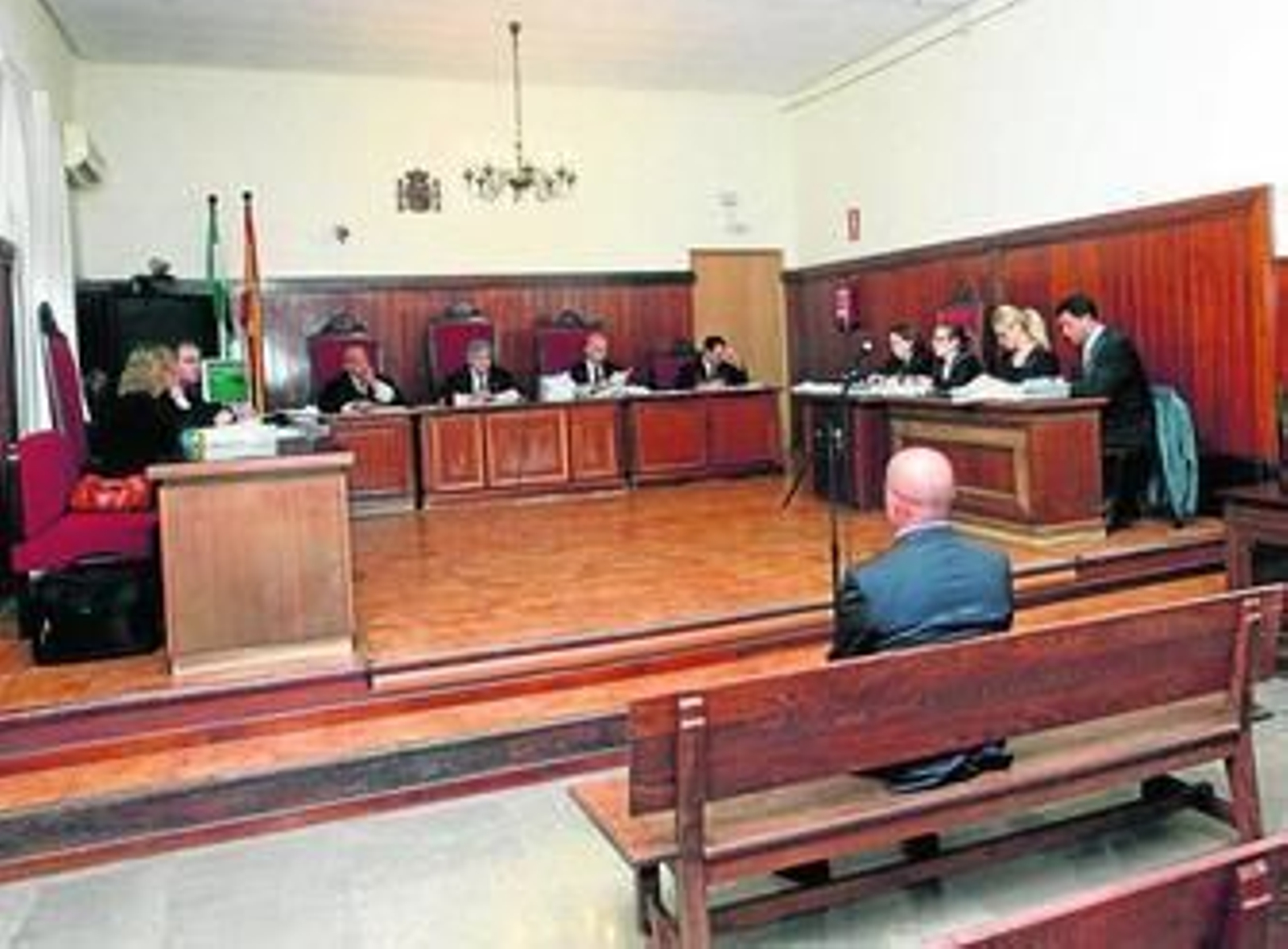 Primera sesión del plenario, con el único procesado en el banquillo de los acusados, ayer. Primera sesión del plenario, con el único procesado en el banquillo de los acusados, ayer.