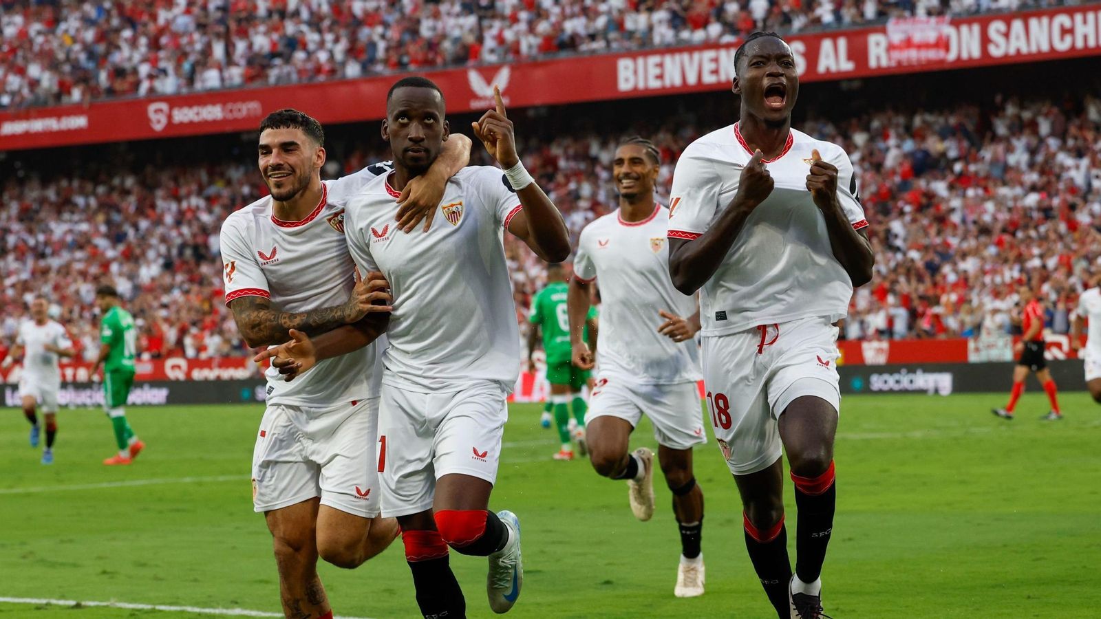 Lukébakio celebra junto a Isaac Romero y Agoumé el gol del belga en el derbi sevillano.