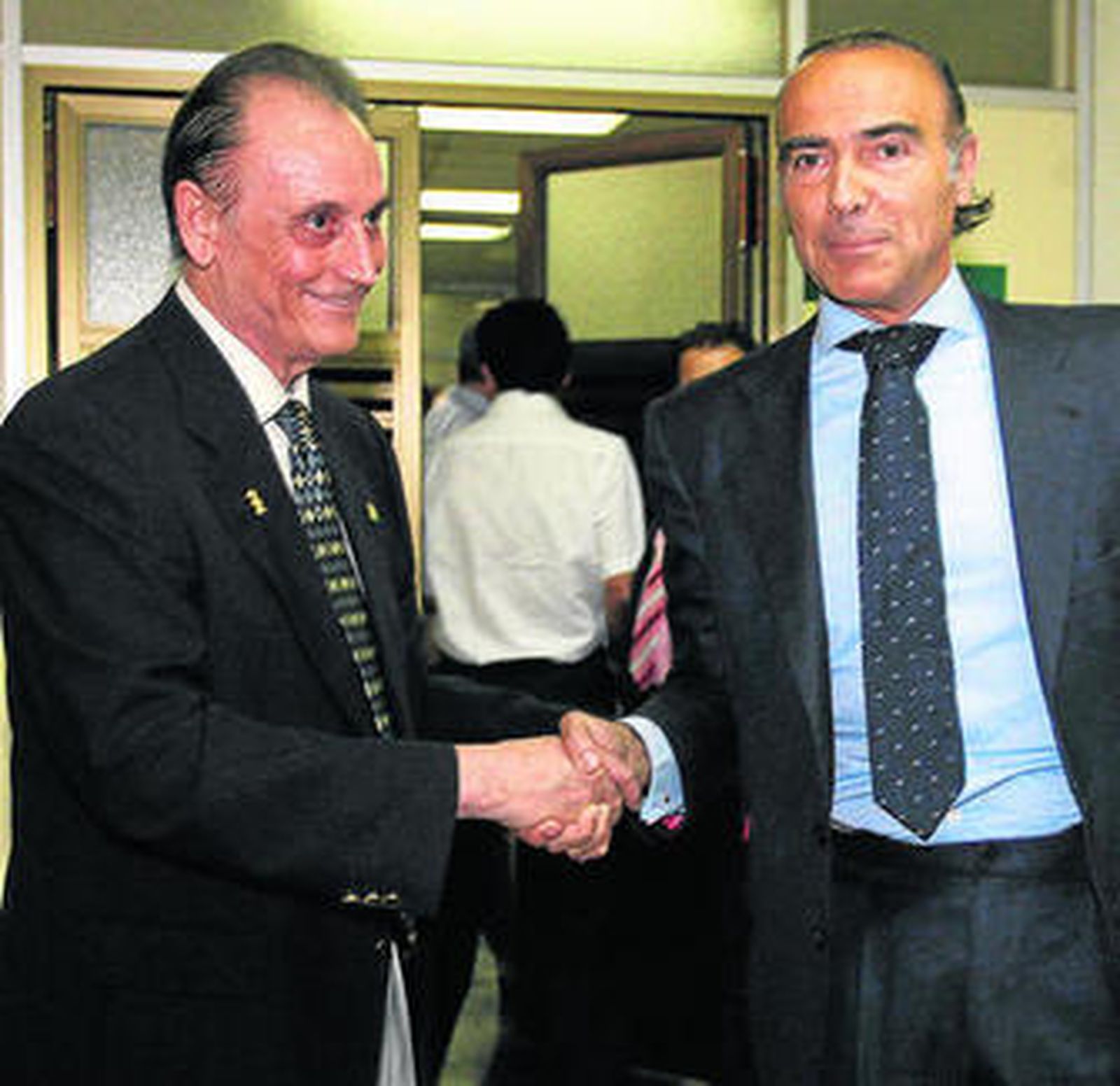 Lopera se da la mano con Oliver el día de la venta.