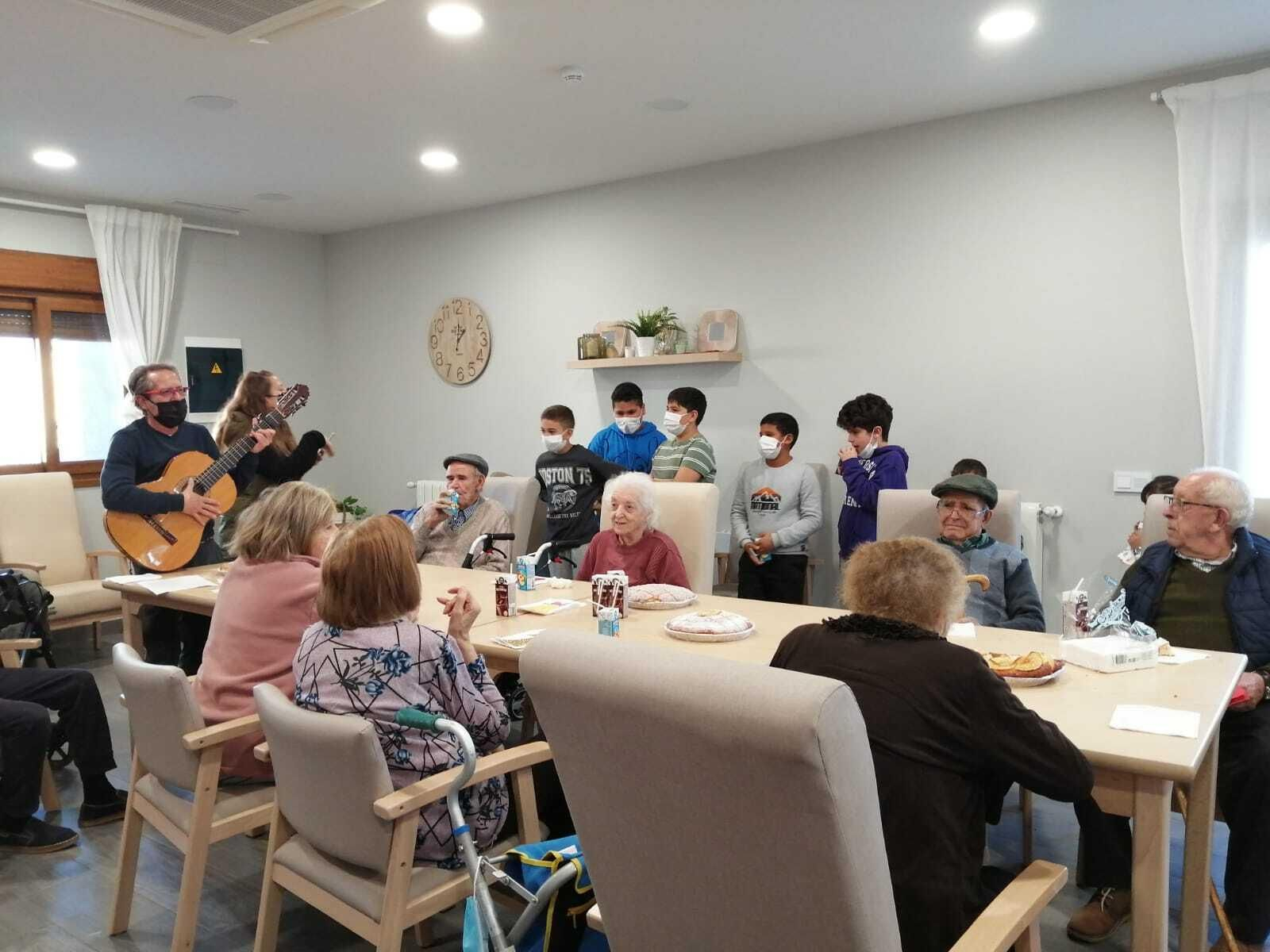 Escolares llenan de villancicos y felicitaciones navideñas las residencias de mayores