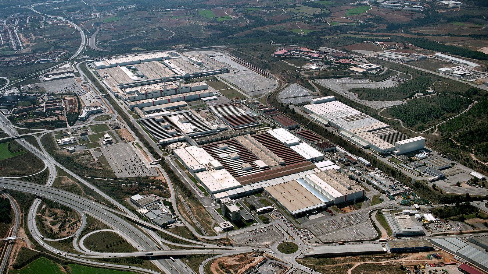 La factoría de Seat en Martorell es sólo una más de las muchas plantas afectadas por la falta de este elemento clave en la fabricación de los modelos con mayor carga tecnológica.