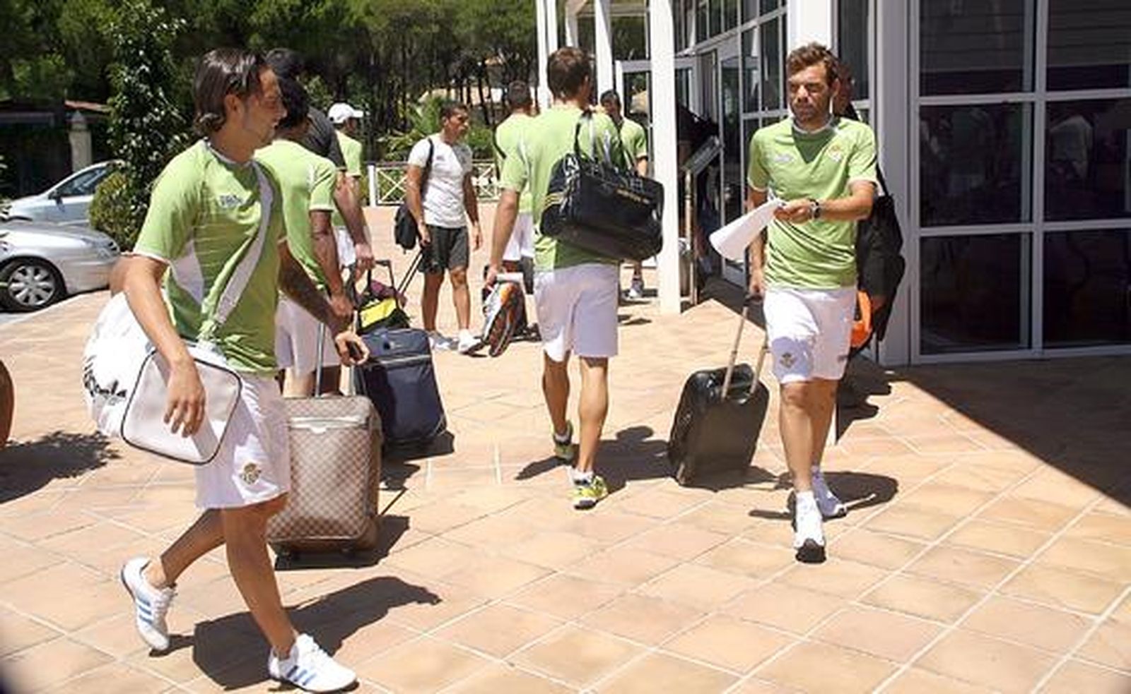 Sergio García junto al canterano Rodri y otros compañeros a su llegada al hotel de concentración.

Foto: Espínola