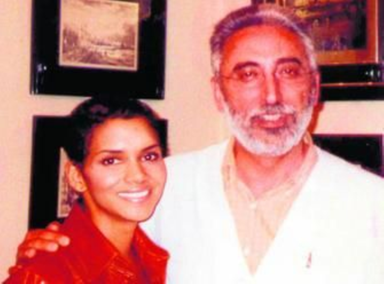 Fernández-Repeto con la actriz Halle Berry, el día que la recibió en su consulta, tras sufrir una queratitis.