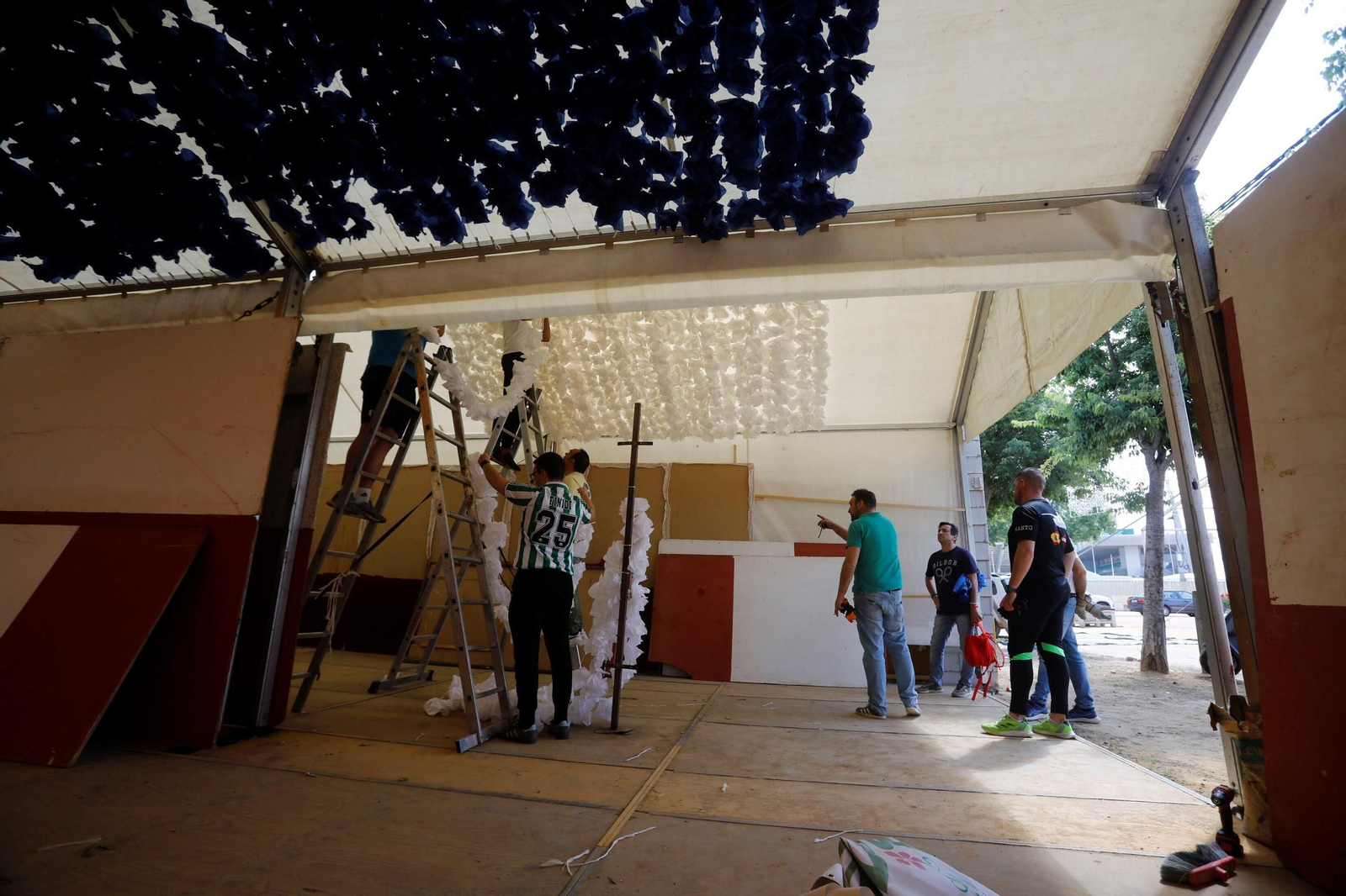 Los preparativos de las casetas de la Feria de Córdoba, en imágenes