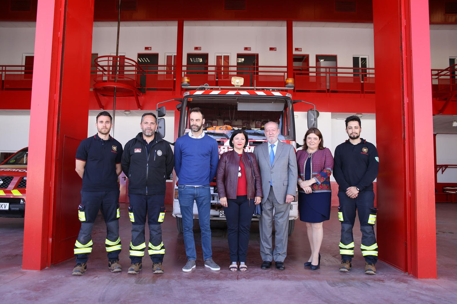 El presidente de la Diputación de Sevilla, en el parque de bomberos de Marchena, junto a la alcaldesa de la localidad.