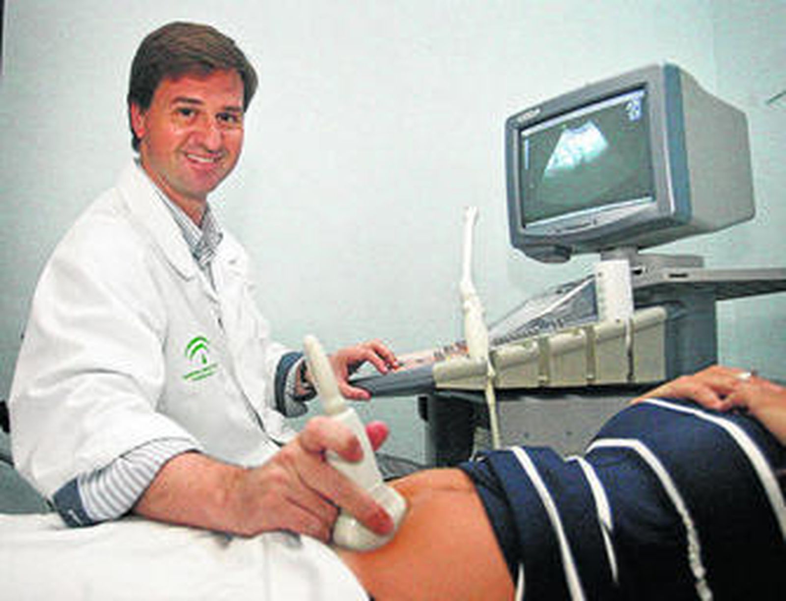 Fernando Bugatto haciendo una ecografía la pasada semana en el Hospital Puerta del Mar.