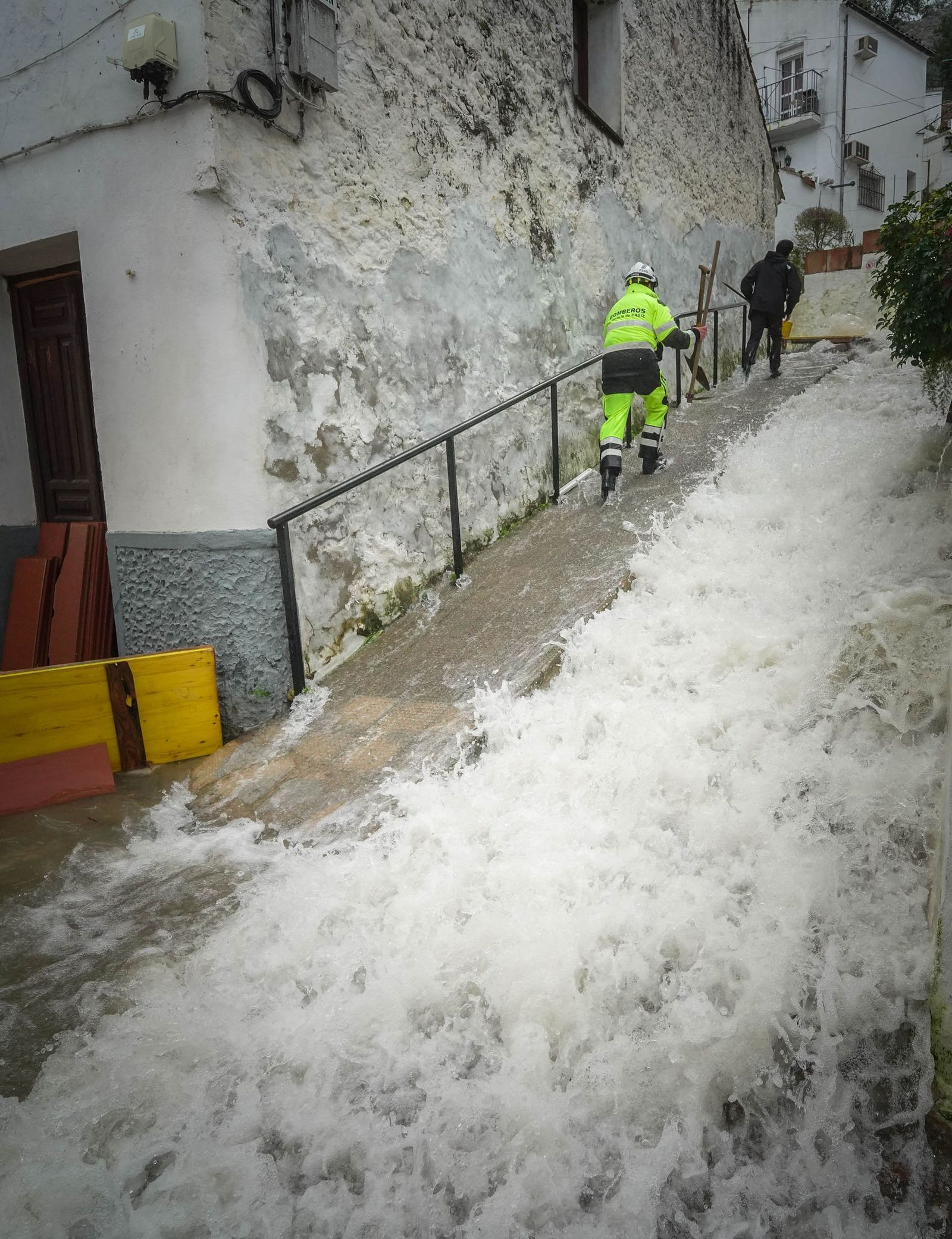 Imágenes de los torrentes de agua por las calles de Ubrique