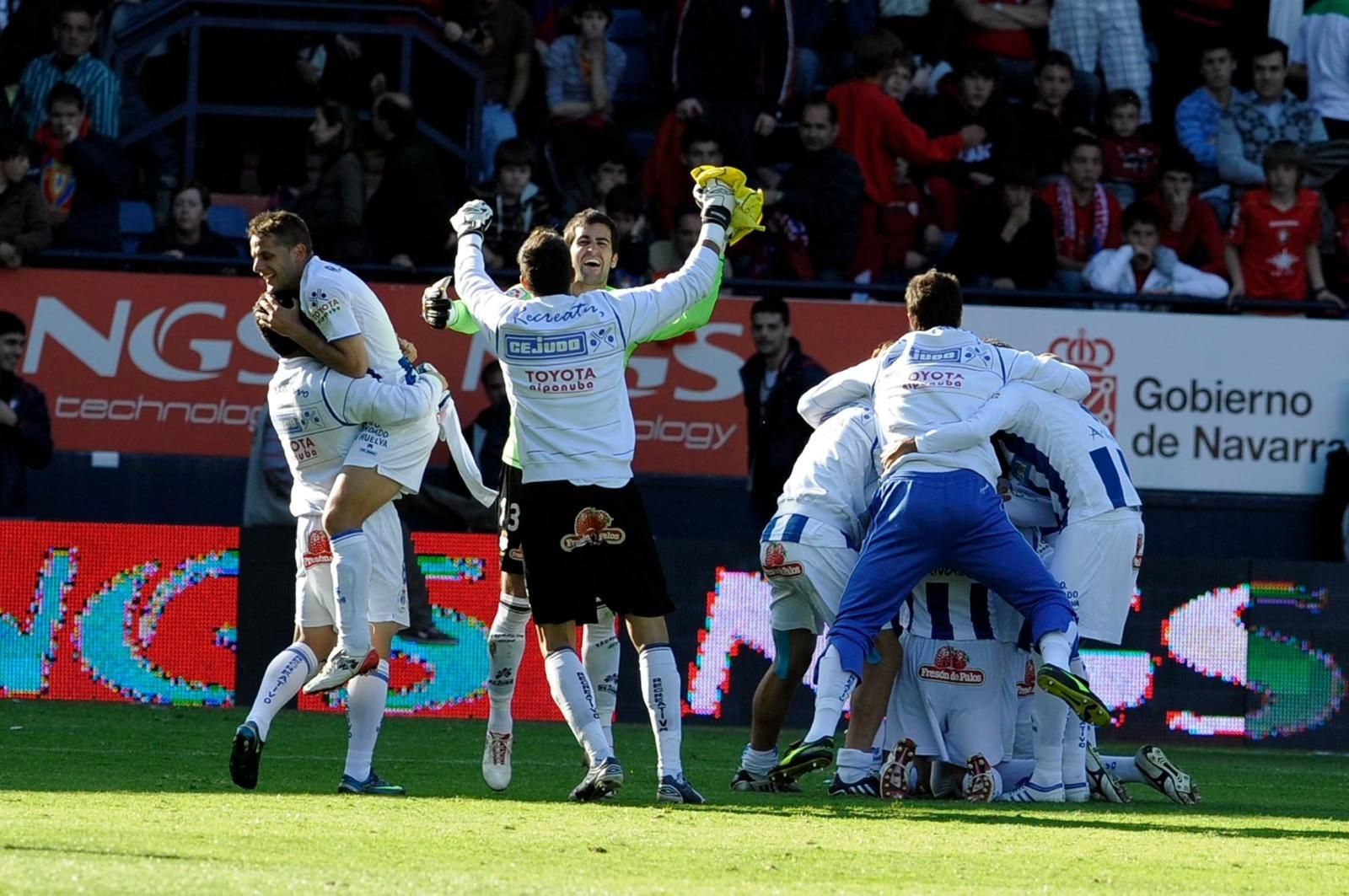 El Recreativo celebra uno de los dos goles que anotó ante Osasuna hace 13 años.