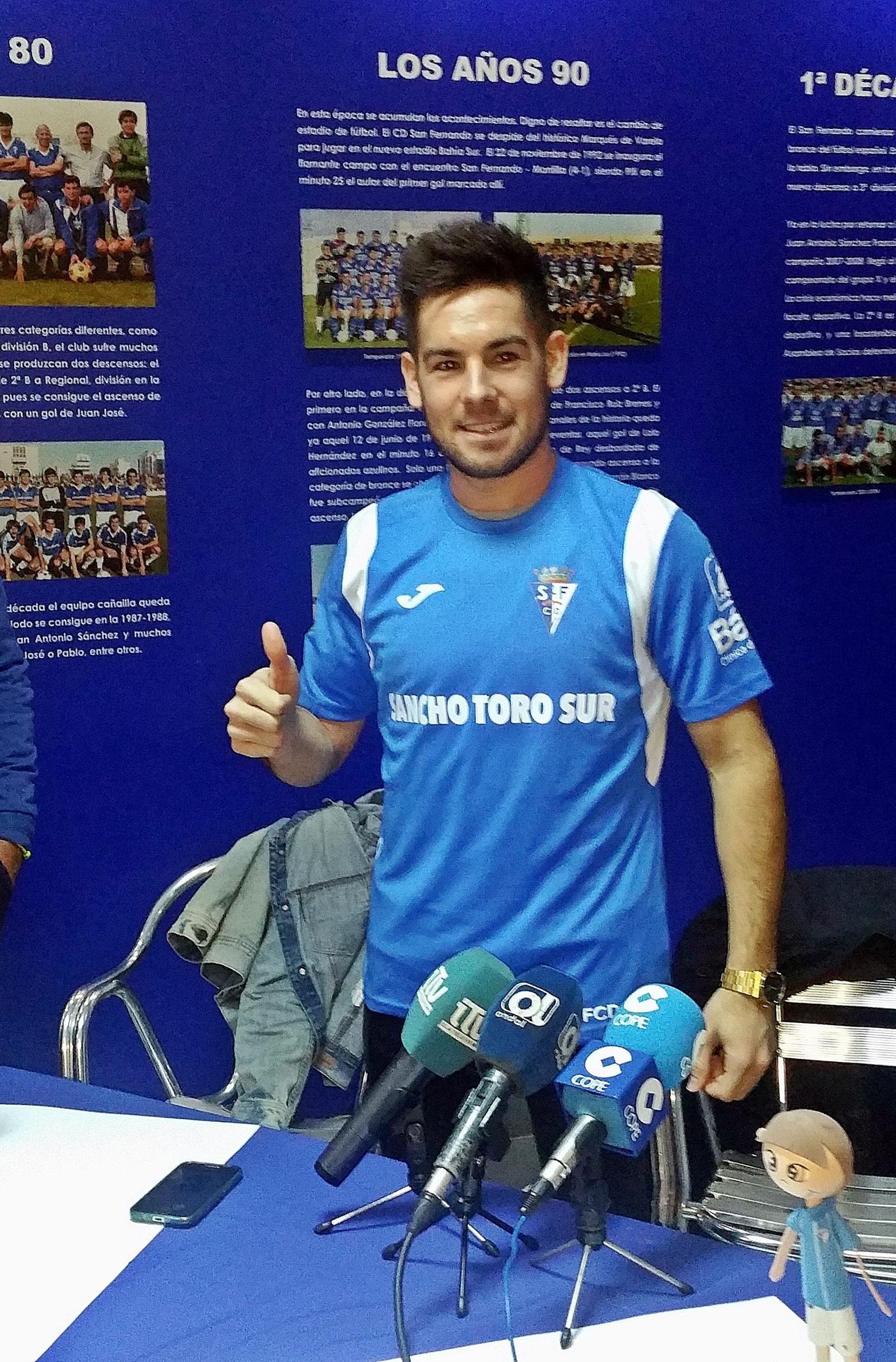 Javi Medina alza el pulgar de su mano derecha mientras posa con su nueva camiseta.