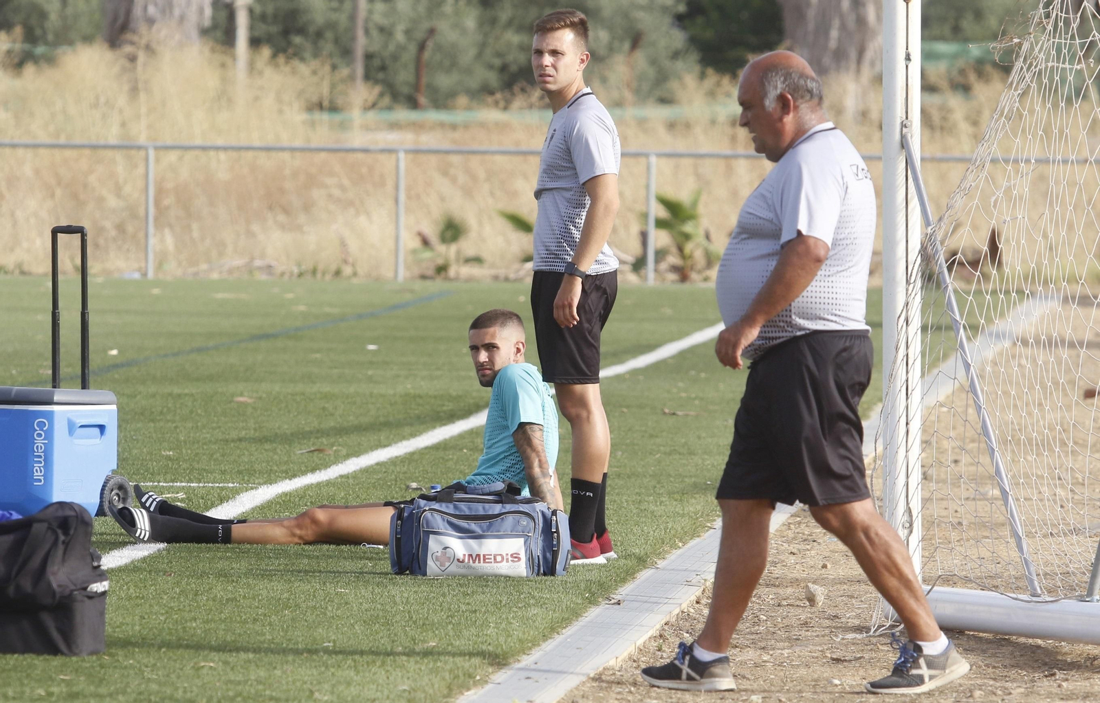 Julio Iglesias, fuera del grupo, durante la sesión en la Ciudad Deportiva.