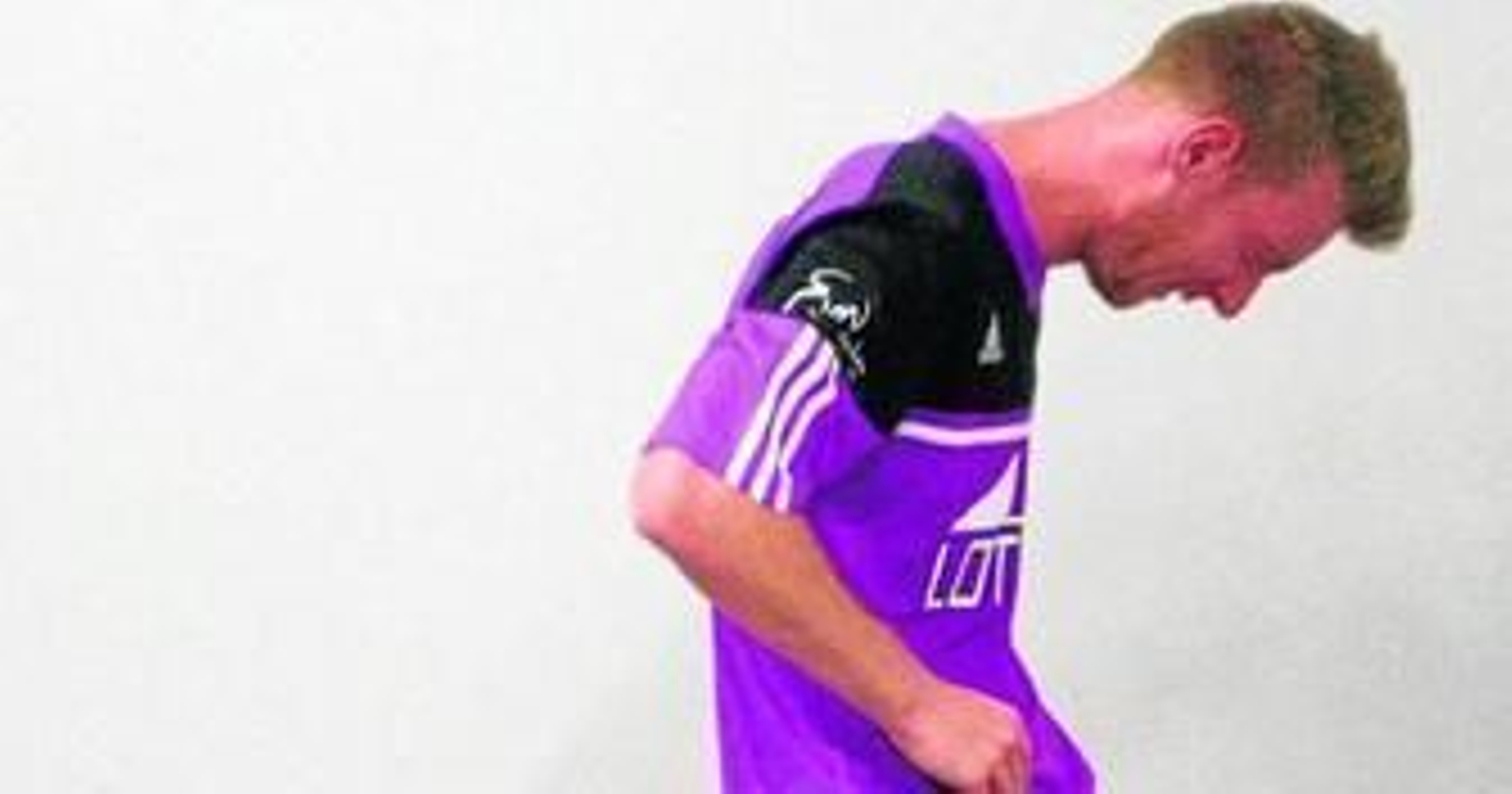 Ximo Forner, desolado en el vestuario del Heliodoro Rodríguez de Tenerife, en junio de 2012.