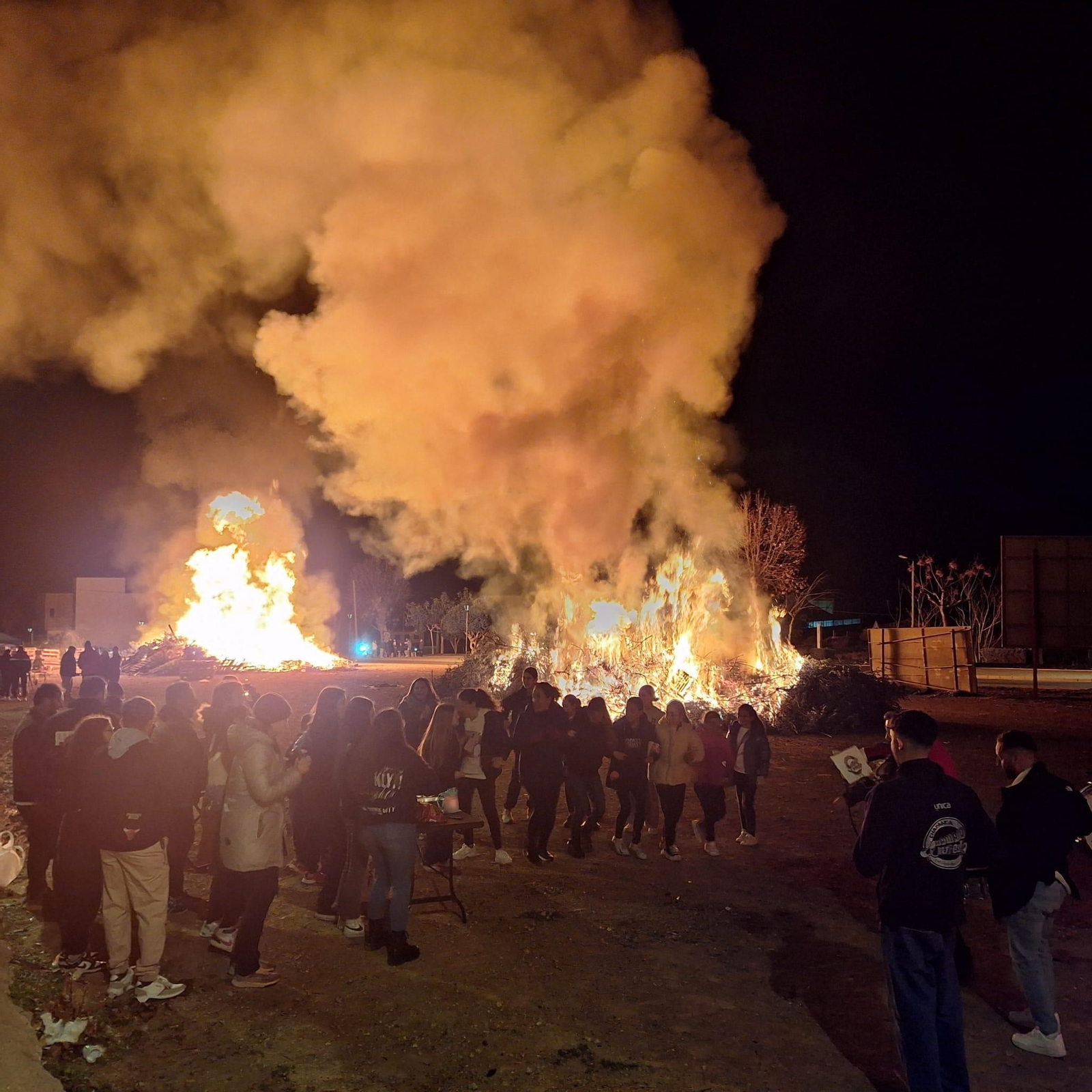 Una de las hogueras habilitadas para celebran San Antón en Dalías