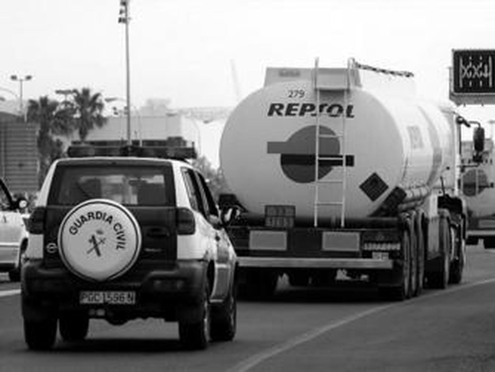 Un todoterreno de la Guardia Civil escolta ayer a una cisterna las carreteras de la Bahía.