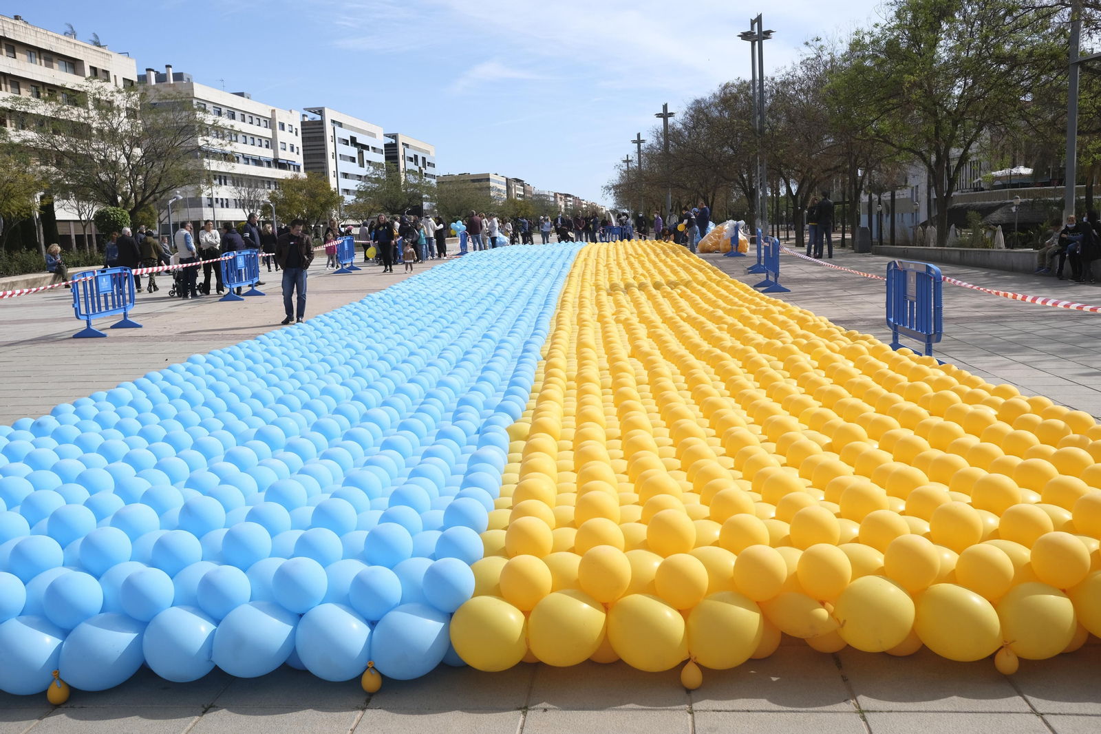 Así ha sido el acto solidario con más de 10.000 globos para formar la bandera de Ucrania en Córdoba