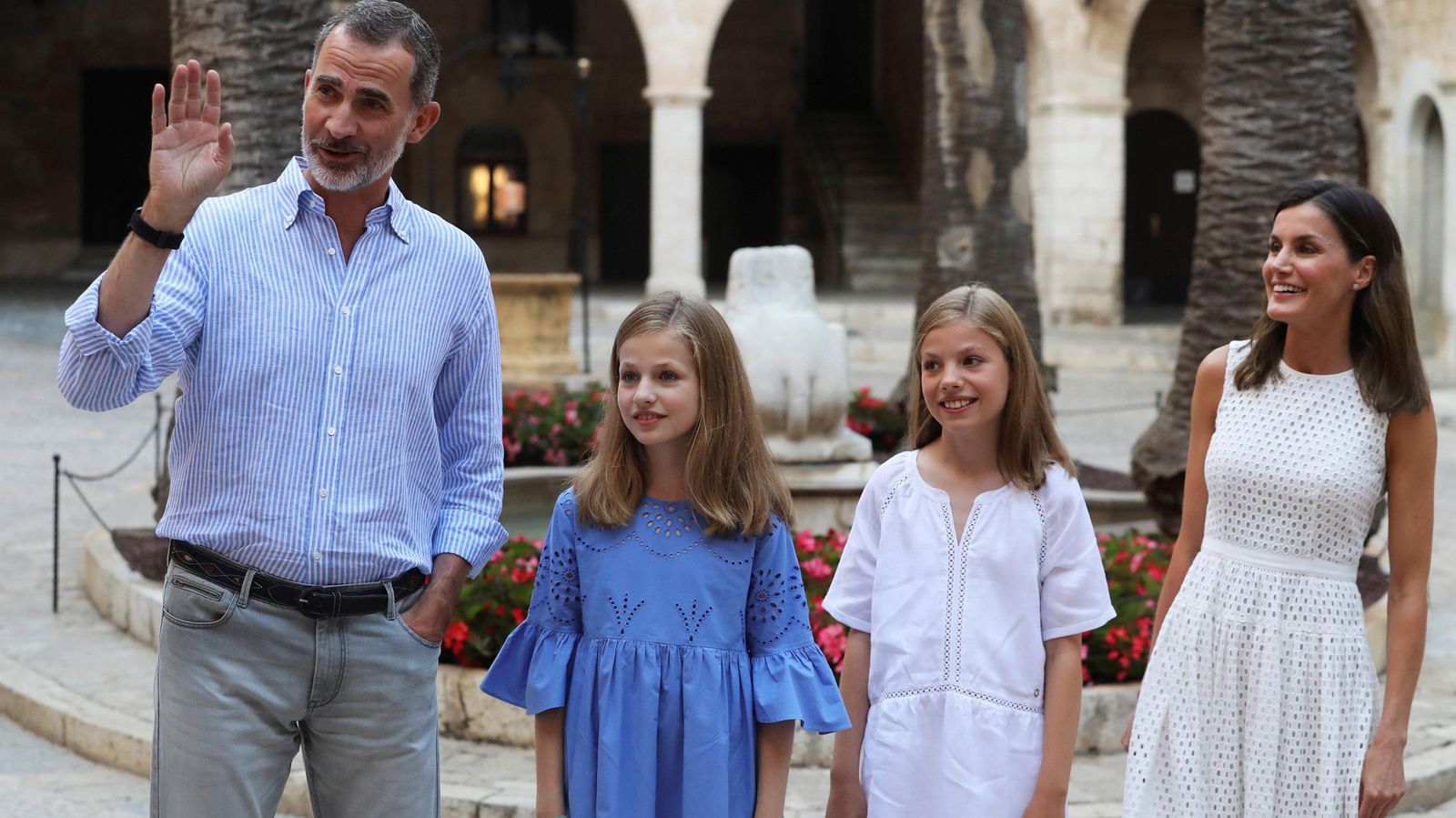 El look de la reina Letizia en el posado de verano en Mallorca.