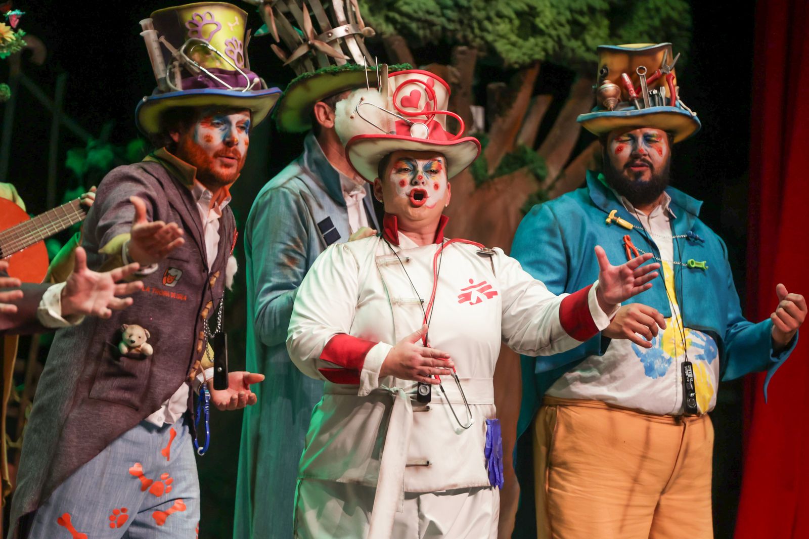 Imágenes de la actuación de la comparsa de Bollullos Par del Condado "La Clase Alta" en el Carnaval Colombino