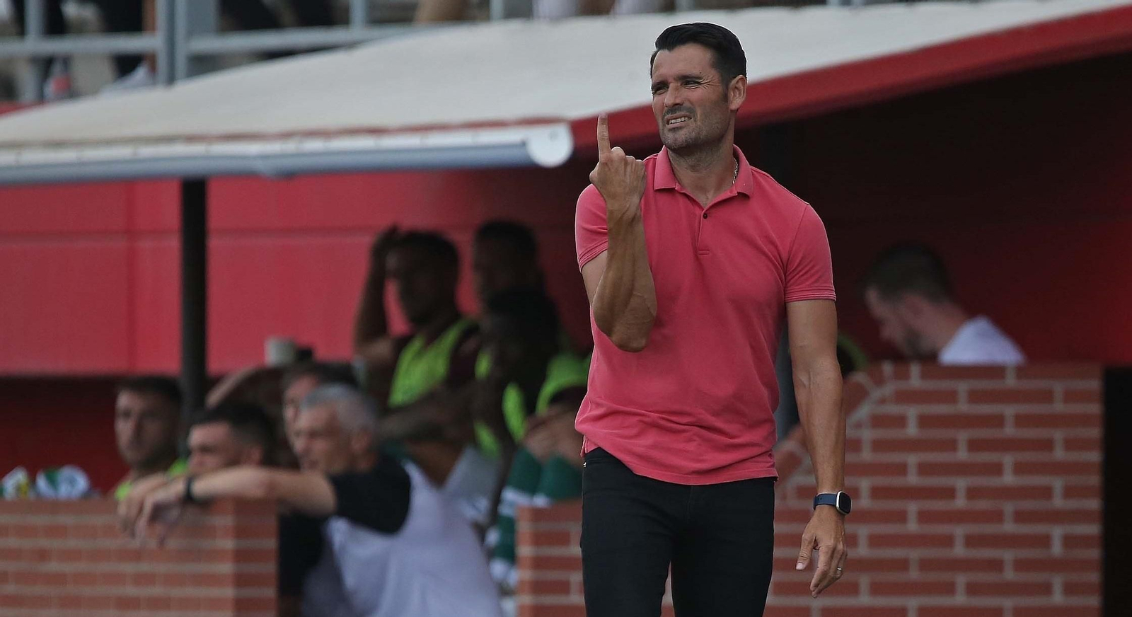 Lolo Escobar da órdenes durante el partido de la primera vuela ante el Córdoba.