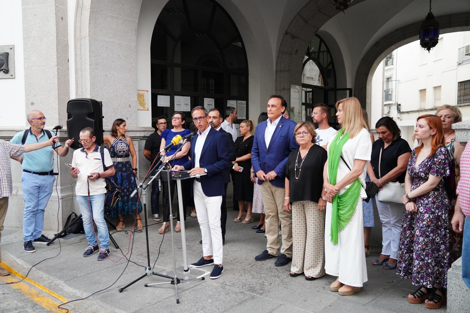 La concentración en repulsa al crimen machista de Pozoblanco, en imágenes