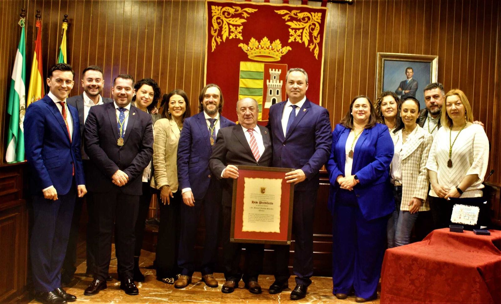 Miembros de la Corporación junto a Manuel Rosado Sánchez y el alcalde, Andrés Díaz.