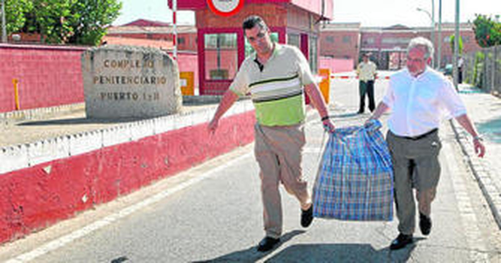 Javier López Luna, a la izquierda, sale del centro penitenciario Puerto II acompañado por Francisco Ruiz Millán, superior provincial de la congregación de los Salesianos.