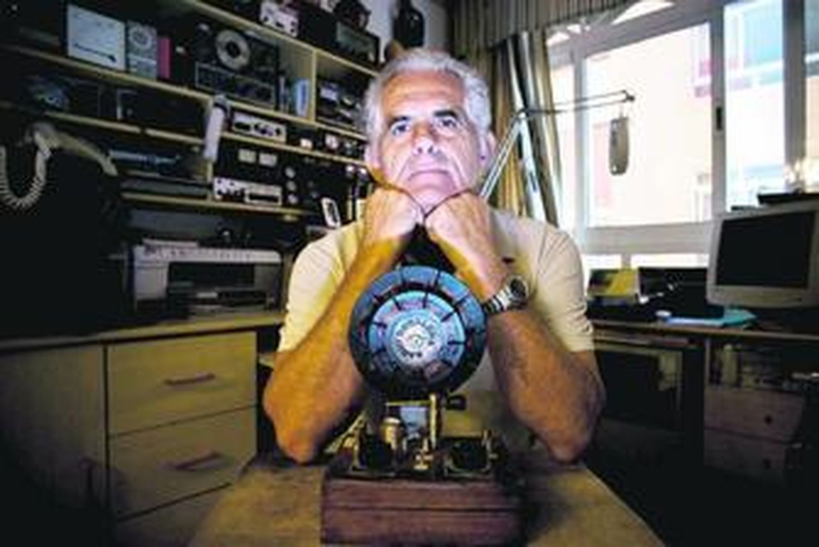 Manuel Rodríguez Llanera posa con una radio galena que ha construido con materiales reciclados.