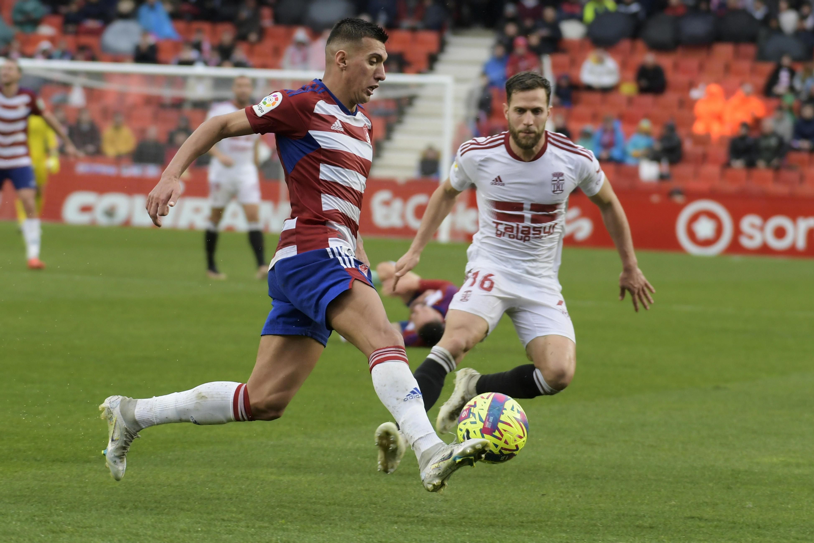 Ataque del Granada en un partido ante el Cartagena en Segunda