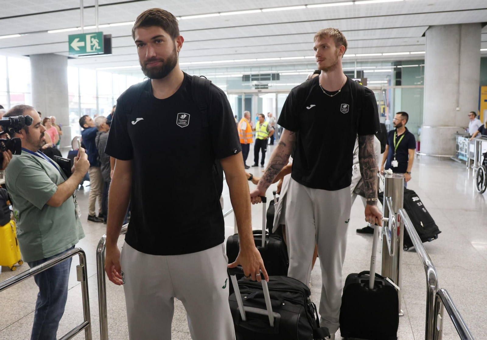 Tillie y Balcerowski, en el aeropuerto. Tillie y Balcerowski, en el aeropuerto.