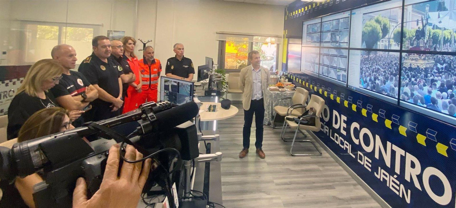 El alcalde de Jaén, Julio Millán, en el centro de control desde el que se ha revisado el dispositivo de seguridad por el Rosario Magno.
