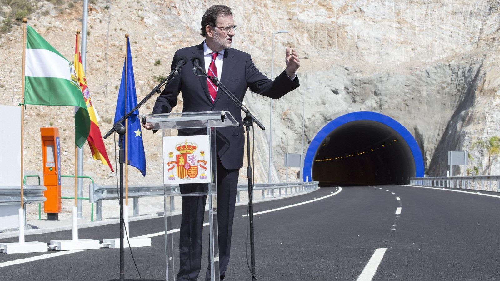 El por entonces presidente del Gobierno, Mariano Rajoy, inaugurando el último tramo de la Autovía del Mediterráneo a su paso por la costa de Granada