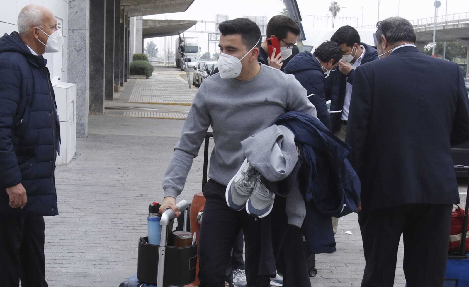 Acuña, en el aeropuerto de San Pablo durante el viaje del Sevilla a Alemania.