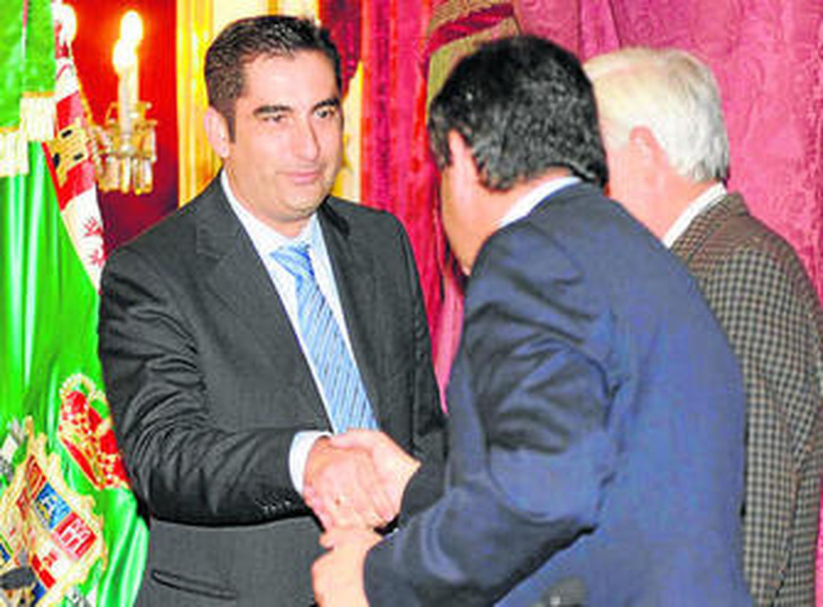 El presidente de la ELA. José Matías Guerrero, es felicitado por Loaiza.